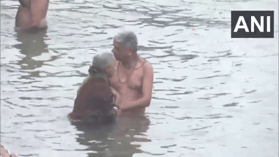 आस्था के आगे सर्दी का सितम भी फेल... जिन्हें ज्यादा ठंड लग रही हो, उन्हें ये वीडियो देखना चाहिए