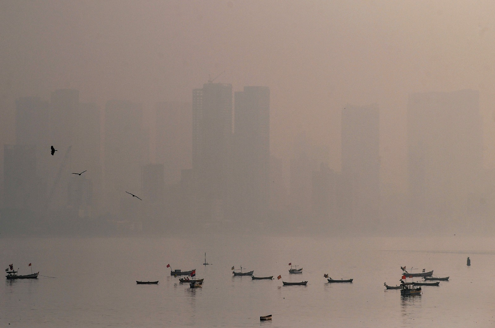मुंबई में ग्रैप-4 की पाबंदियों के बाद AQI 150 से नीचे, दिल्‍ली की हवा में अब भी घुट रहा दम