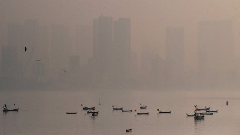 मुंबई में ग्रैप-4 की पाबंदियों के बाद AQI 150 से नीचे, दिल्‍ली की हवा में अब भी घुट रहा दम