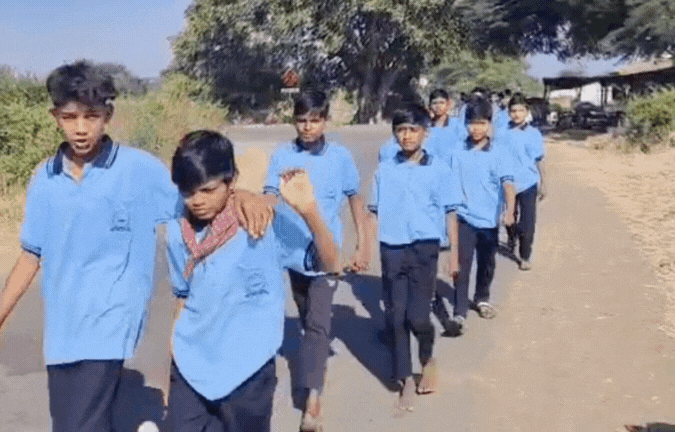 मासूमों की तो सुन लो! 8km पैदल चलकर BEO के पास पहुंचे बच्चे, बोले- चपरासी-अधीक्षक गालियां देते हैं