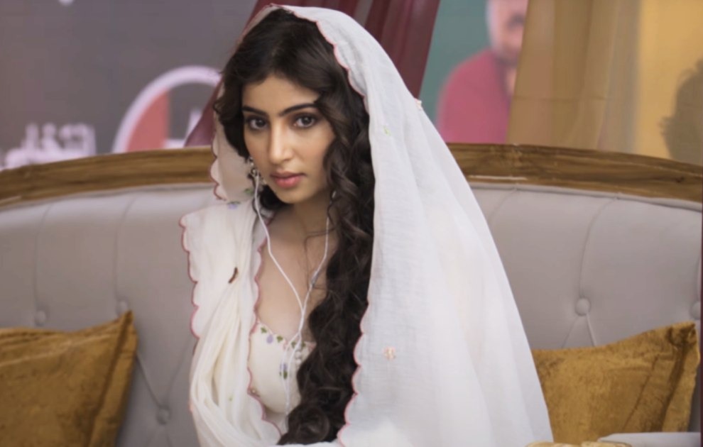 धुरंधर की यालिना की 5 खूबसूरत फोटो, 20 की उम्र में दे रहीं दीपिका, आलिया, प्रियंका को टक्कर 