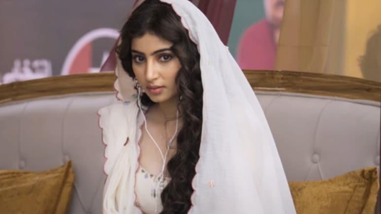 धुरंधर की यालिना की 5 खूबसूरत फोटो, 20 की उम्र में दे रहीं दीपिका, आलिया, प्रियंका को टक्कर 