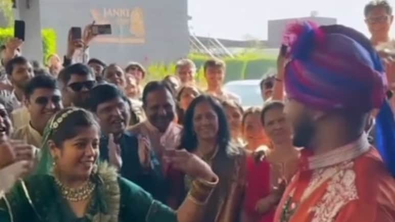 पहले शर्माया, फिर अपनी होने वाली दुल्हन को देख खुश हो गया दूल्हा, किया ऐसे खुलकर डांस, बार-बार देख रहे लोग वीडियो