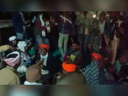 डूंगरपुर कलेक्ट्रेट के बाहर कांग्रेस का भजन-कीर्तन, प्रशासन के खिलाफ अनिश्चितकालीन धरने पर कार्यकर्ता
