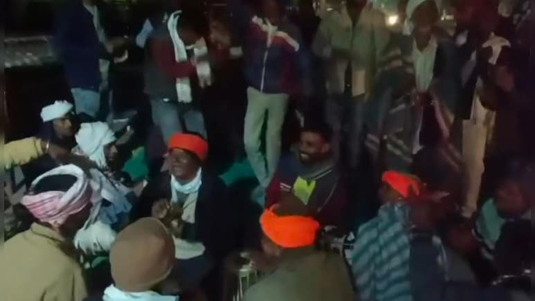 डूंगरपुर कलेक्ट्रेट के बाहर कांग्रेस का भजन-कीर्तन, प्रशासन के खिलाफ अनिश्चितकालीन धरने पर कार्यकर्ता