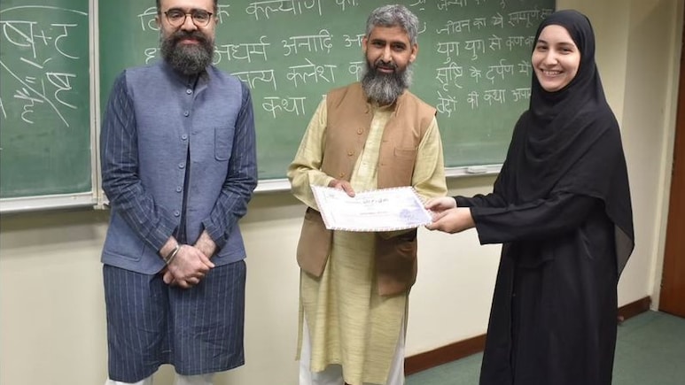 अब पाकिस्तान में भी पढ़ाई जाएगी भगवद गीता और महाभारत, क्लासरूम गूंजेंगे संस्कृत श्लोक