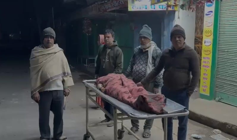 स्ट्रेचर पर पड़ा महिला का शव.