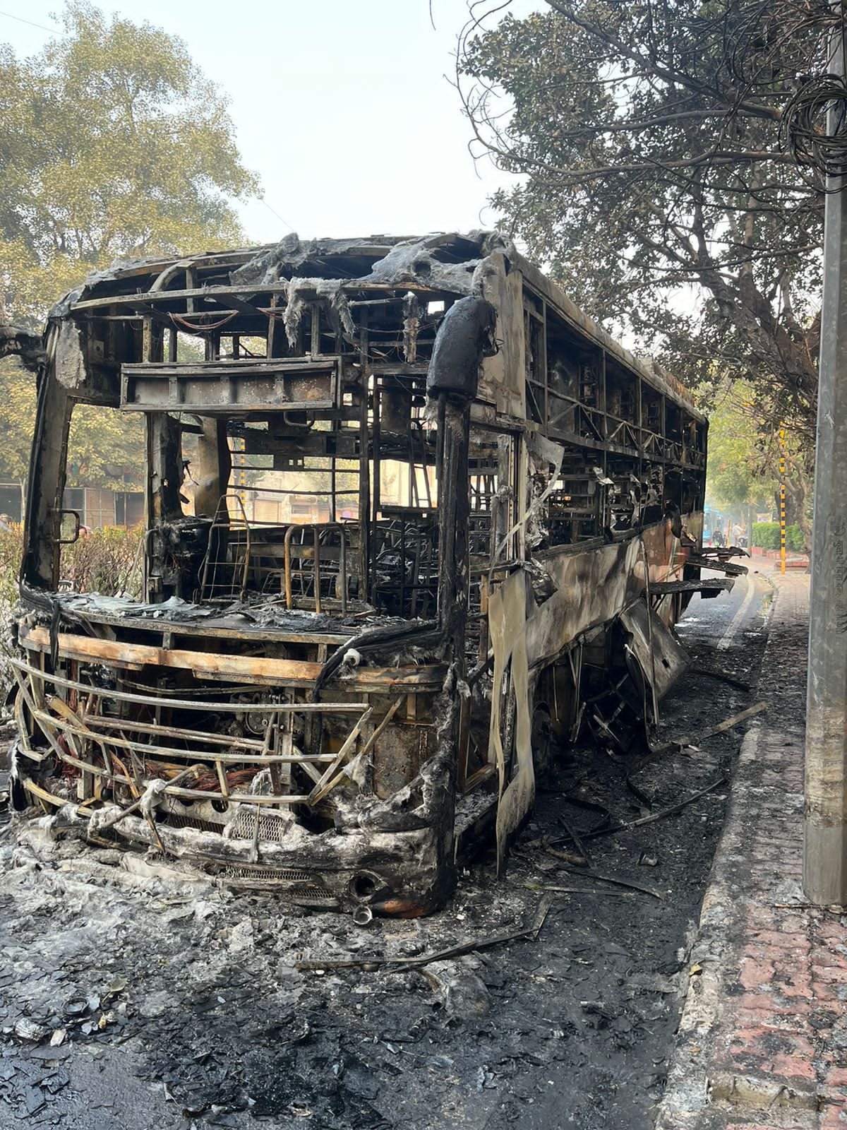 दिल्ली में बड़ा हादसा : यात्रियों से भरी बस जलकर खाक, अवैध सामान भी था लदा