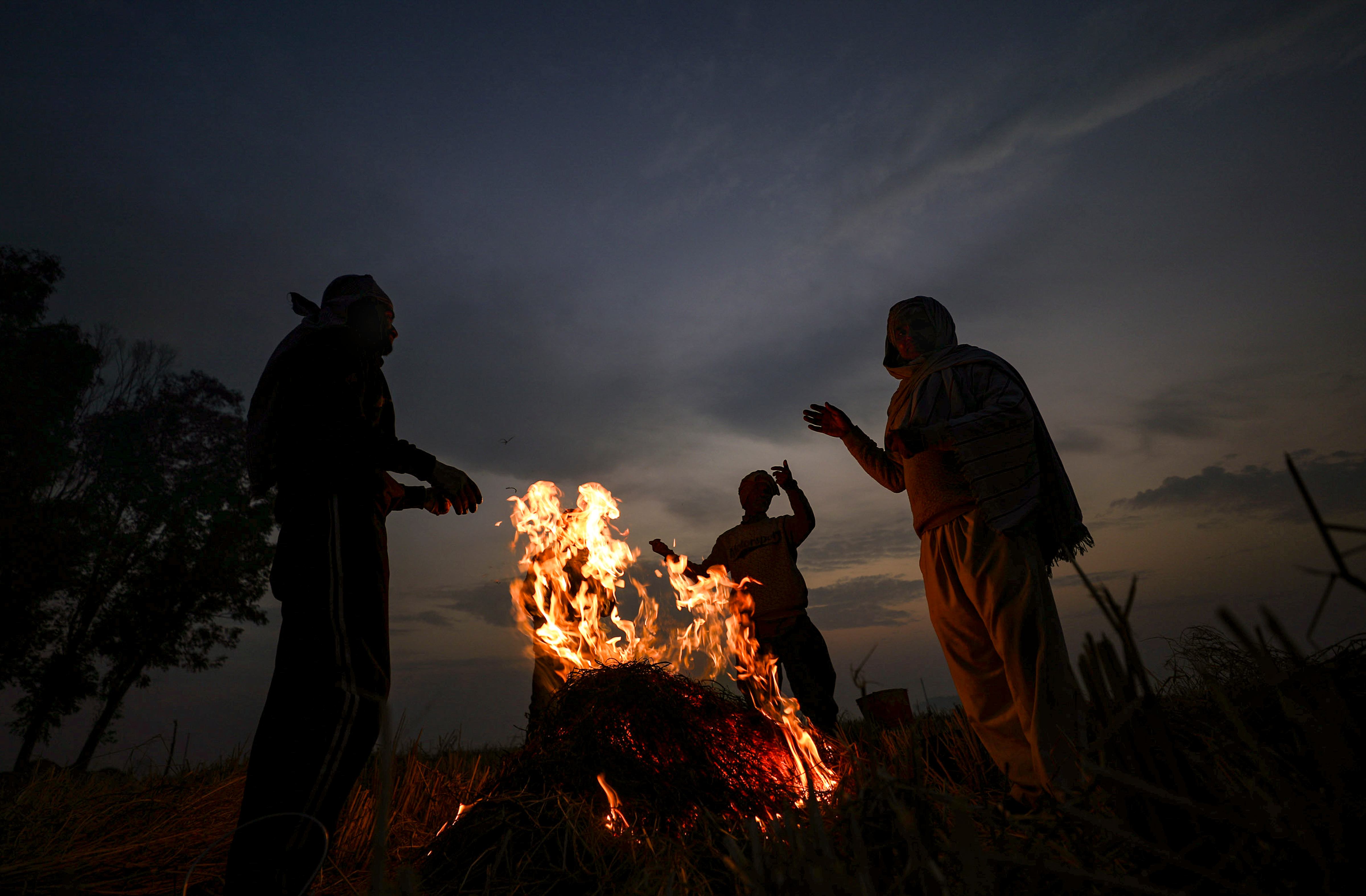 अक्टूबर से दोगुनी जहरीली नवंबर की हवा, AQI आज भी 300 के पार, जानें किन इलाकों की हालत सबसे खराब