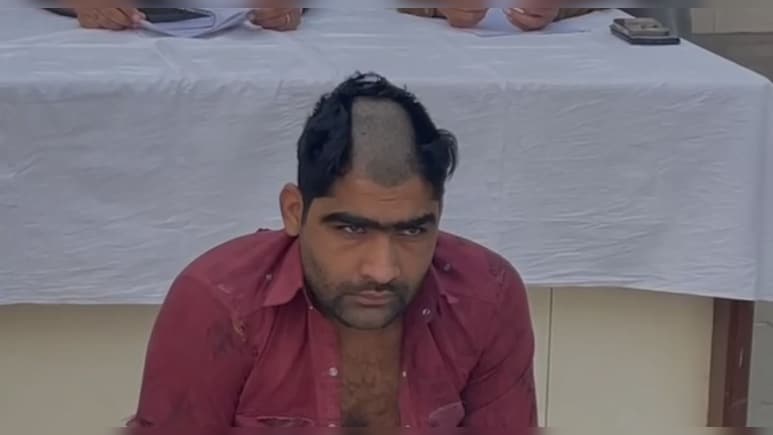 50 हजार का इनामी कटोरा लेकर मंद&zwj;िर के सामने मांगने लगा भीख, बदल ल&zwj;िया पूरा हुल&zwj;िया