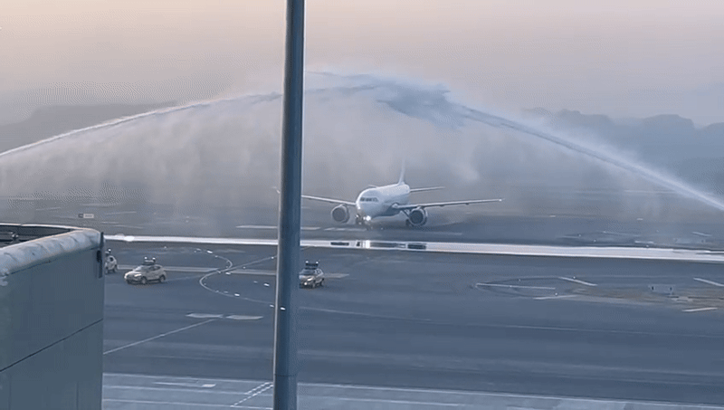 शानदार सलामी, जानदार आगाज... नवी मुंबई इंटरनेशनल एयरपोर्ट से पहली कमर्शियल उड़ान, देखें VIDEO