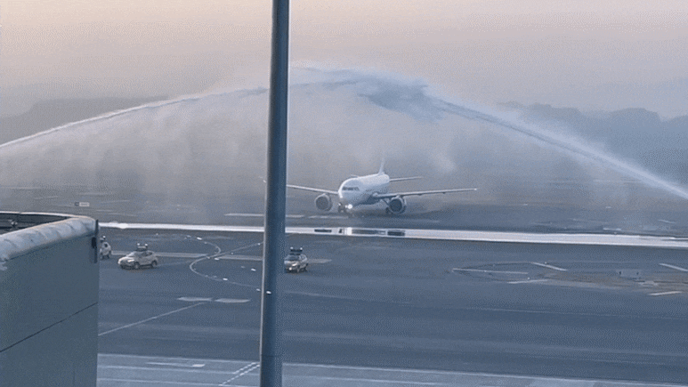 शानदार सलामी, जानदार आगाज... नवी मुंबई इंटरनेशनल एयरपोर्ट से पहली कमर्शियल उड़ान, देखें VIDEO