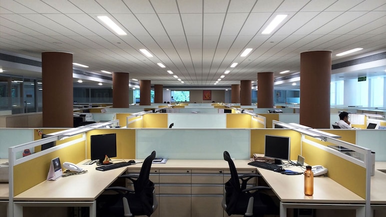 कर्मचारियों की वफादारी का अनोखा इनाम, इस कंपनी के मालिक ने दिया ₹2,100 करोड़ का तगड़ा बोनस