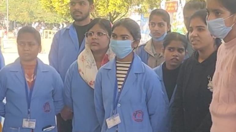 पहले 2023 और 2024 की पैरामेडिकल की परीक्षाएं कराई गई 2025 में, अब &nbsp;स्कॉलरशिप पर भी संकट