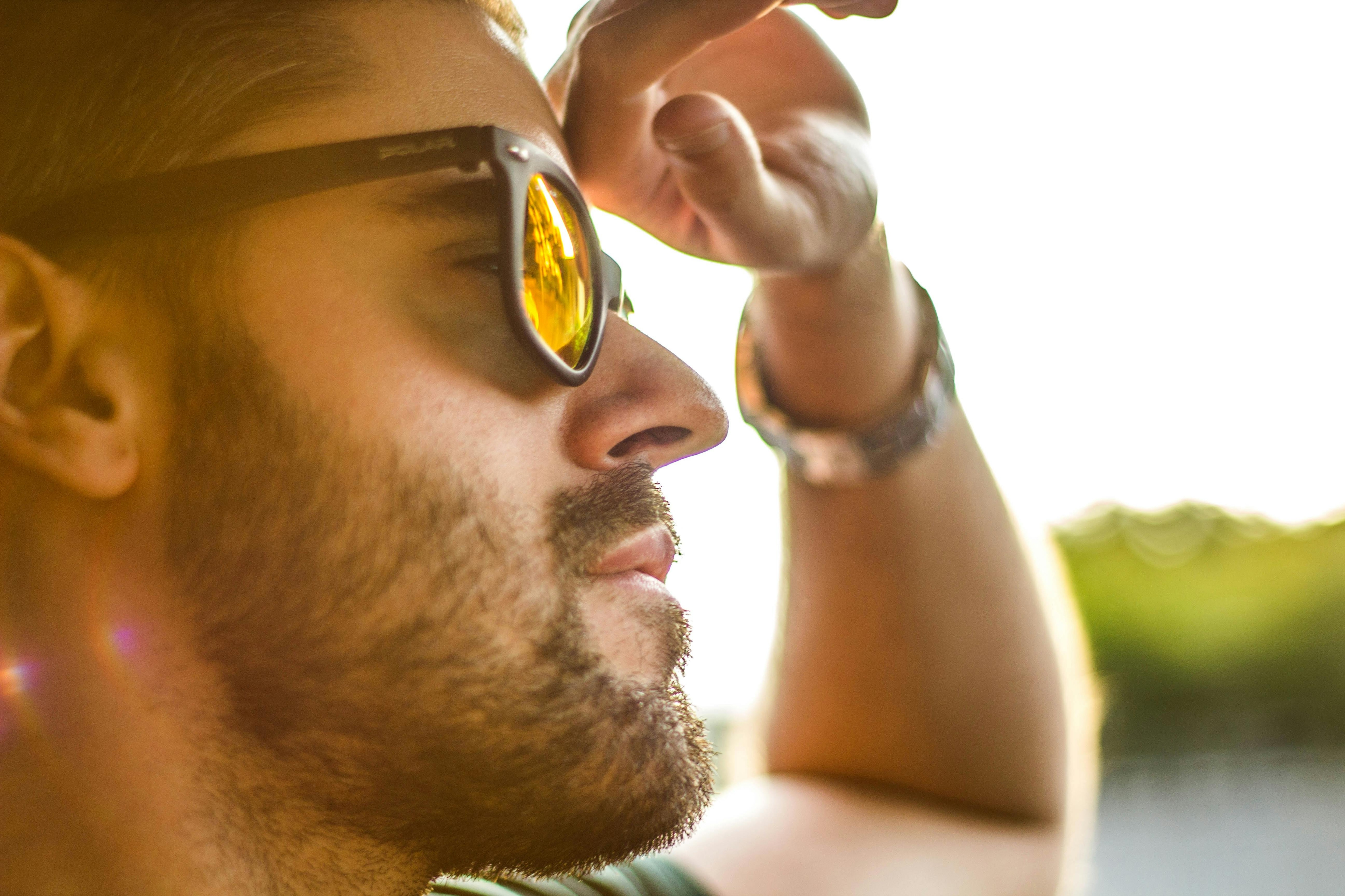 Heres how you can choose between polarised sunglasses vs non-polarised