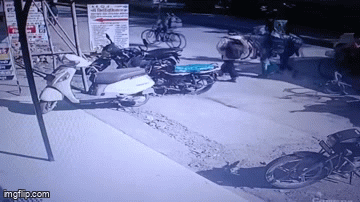 VIDEO: ट्यूशन से लौट रहे बच्चों को तेज रफ्तार कार ने रौंदा, 4 छात्रों की हालत गंभीर