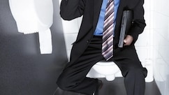 शख्स को बार-बार आती थी टॉयलेट, हर दिन लेता था 4 घंटे का ब्रेक, फिर कंपनी ने लिया तगड़ा बदला