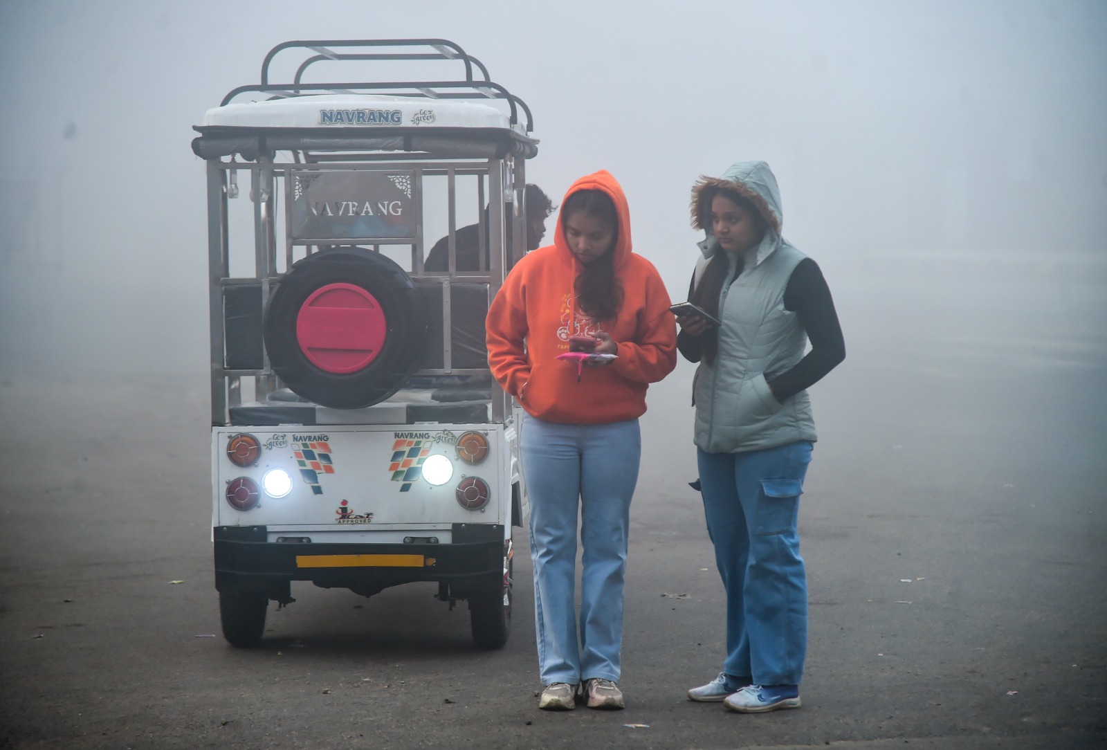 न कोहरा न कंपकंपाने वाली सर्दी... दिल्ली में मौसम क्यों 'बेईमान', यूपी में अलीगढ़ से गोरखपुर तक कोहरे का कहर