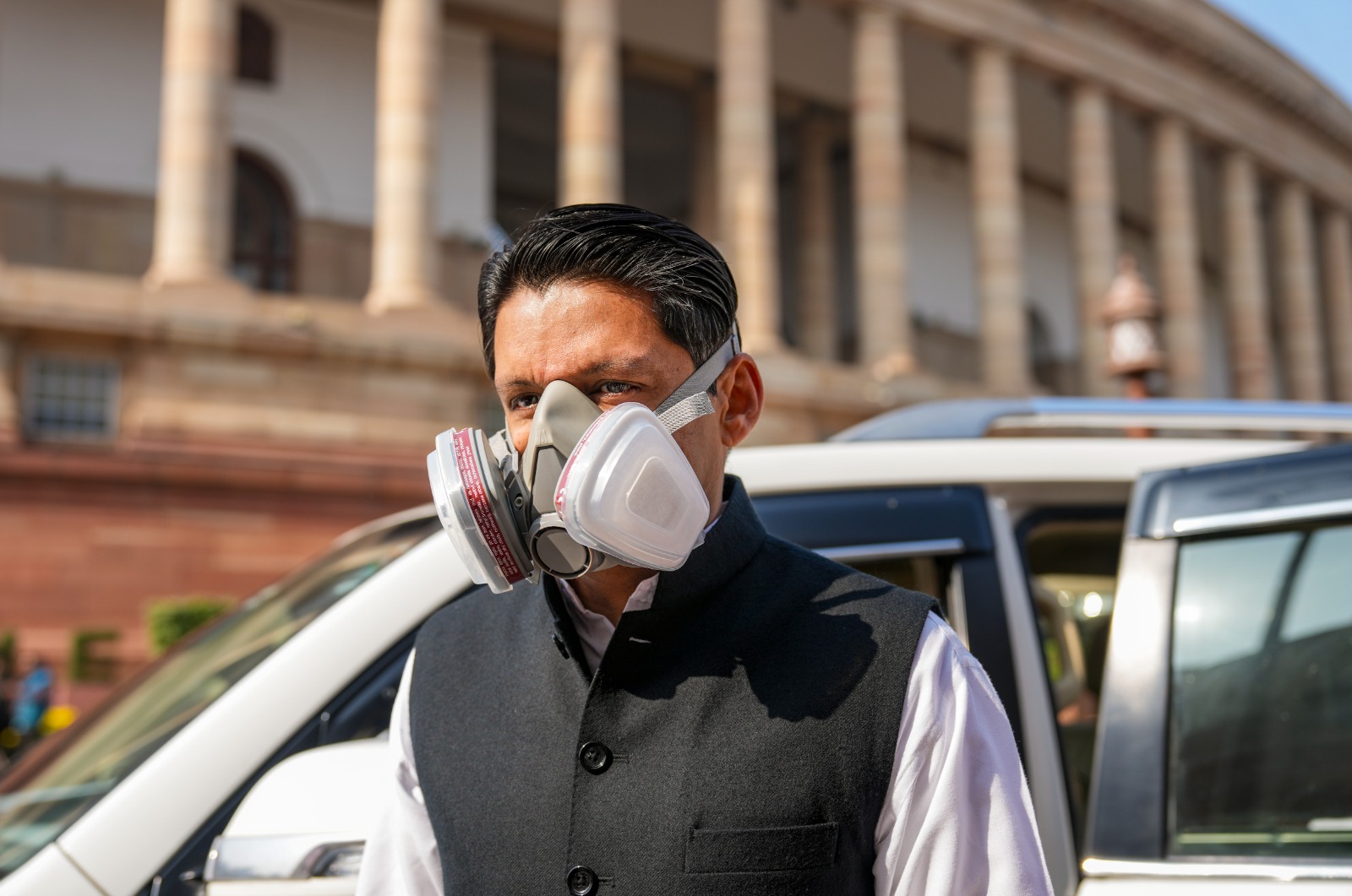 गैस मास्क पहनकर पहुंचे कांग्रेस सांसद, बोले- वायु प्रदूषण जानलेवा हो चुका