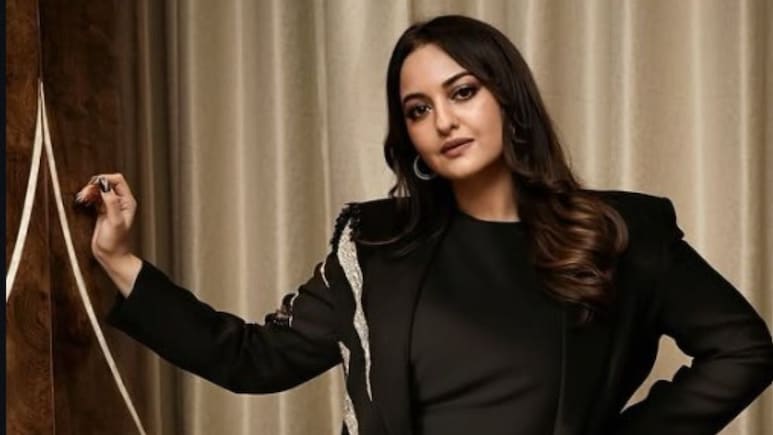 Sonakshi Sinha Says "Absolutely Hate You" Air India For 6-Hour Flight Delay, Then Deletes Post