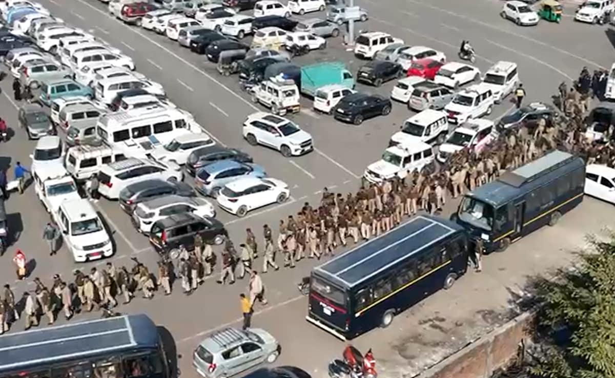 बनभूलपुरा में भारी पुलिसबल तैनात बनभूलपुरा में भारी पुलिसबल तैनात