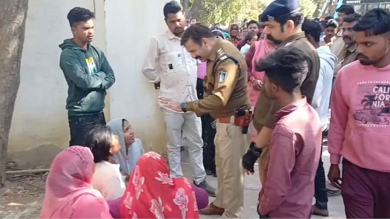 Chhatarpur Accident:&nbsp;बेकाबू 108 एंबुलेंस ने 3 साल के मासूम को कुचला, मौके पर मौत, परिजनों ने SP ऑफिस के सामने लगाया जाम