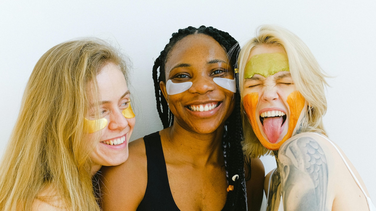 10 Everyday Habits That Cause Dry Skin: And What to Do Instead