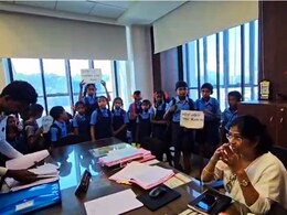 Palghar News : विद्यार्थी आणि पालकांनी घेतली जिल्हा शिक्षणाधिकाऱ्यांची 'शाळा'; पालघरमध्ये नेमकं काय घडलं?