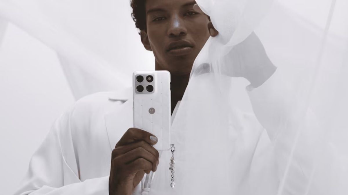 L' édition spéciale du Motorola Edge 70 a été lancée avec des accents Swarovski reprenant la couleur Pantone de l' année 2026