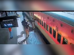 चलती ट्रेन -प्लेटफॉर्म के बीच फंसी महिला, RPF जवानों की फुर्ती से टला बड़ा हादसा, रोंगटे खड़े कर देने वाला है मंजर