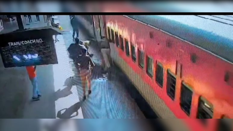 चलती ट्रेन -प्लेटफॉर्म के बीच फंसी महिला, RPF जवानों की फुर्ती से टला बड़ा हादसा, रोंगटे खड़े कर देने वाला है मंजर