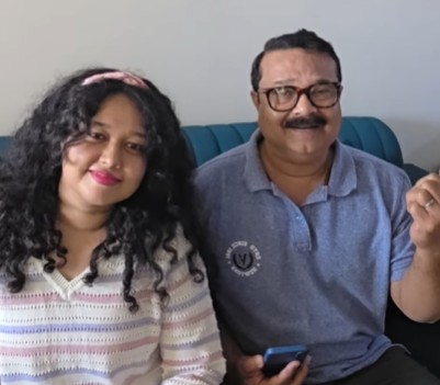 बेटी गा रही थी किशोर कुमार का गाना, पास बैठे पापा ने अचानक किया कुछ ऐसा, Video बार-बार देखकर भी नहीं थके लोग