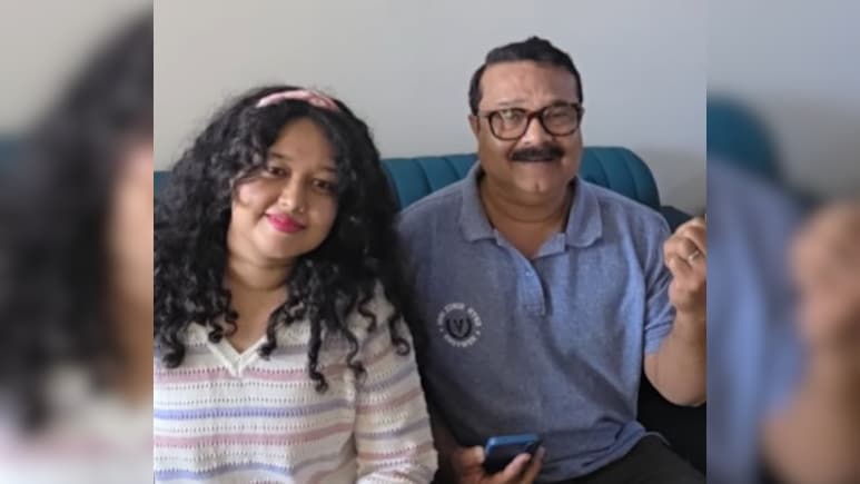 बेटी गा रही थी किशोर कुमार का गाना, पास बैठे पापा ने अचानक किया कुछ ऐसा, Video बार-बार देखकर भी नहीं थके लोग