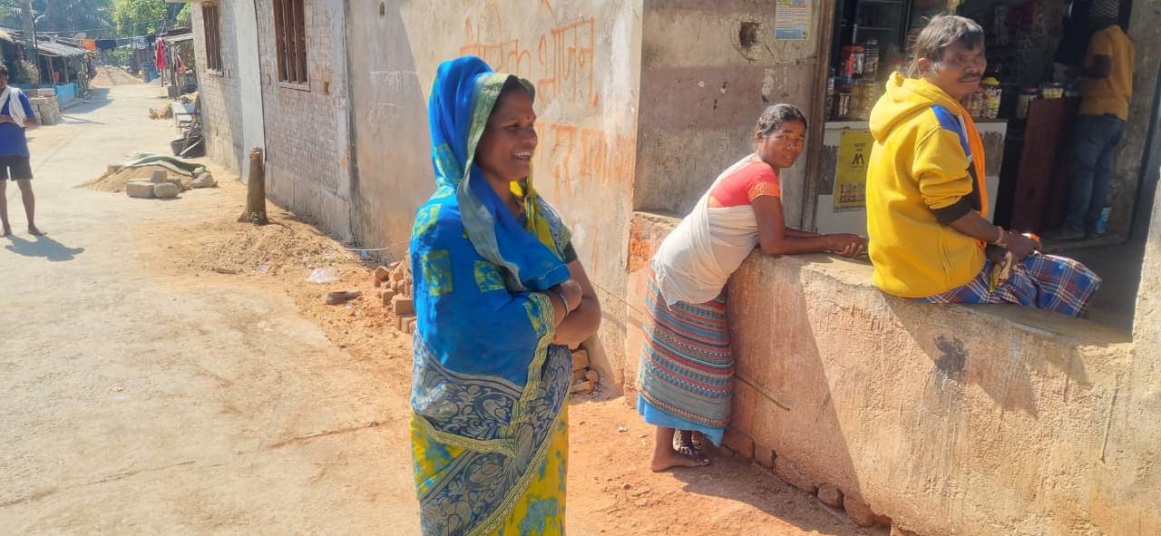 Mahtari Vandan Yojana: दंतेवाड़ा के कसोली गांव की महिलाओं को महतारी वंदन योजना की जानकारी नहीं है. वे इसे मोदी का पैसा नाम से जानती हैं Mahtari Vandan Yojana: दंतेवाड़ा के कसोली गांव की महिलाओं को महतारी वंदन योजना की जानकारी नहीं है. वे इसे मोदी का पैसा नाम से जानती हैं