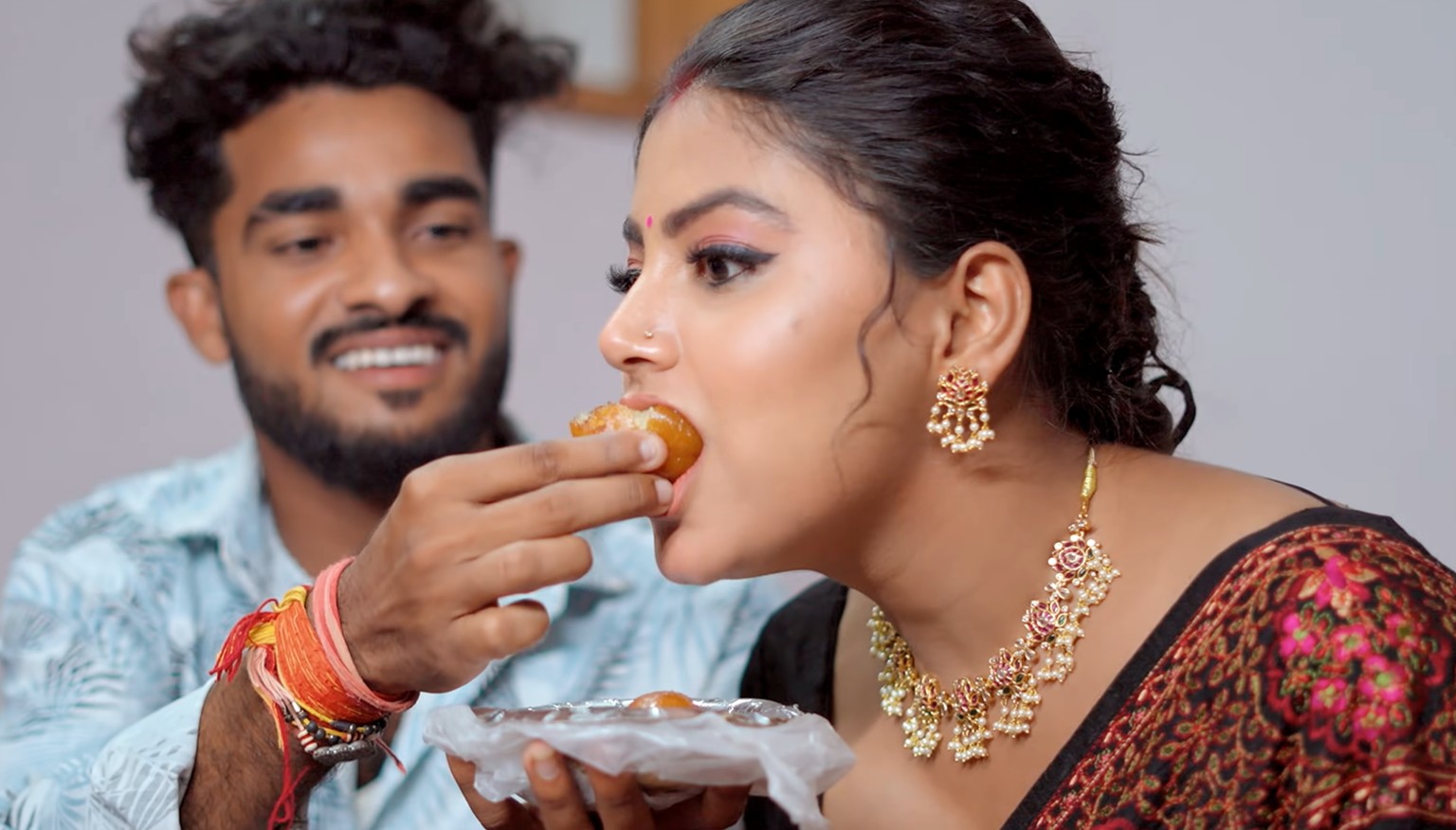 माही श्रीवास्तव-गोल्डी यादव की सुपरहिट जोड़ी का नया धमाका, 'राजा हमार दुनिया हवे' रिलीज, दिखा पति-पत्नी का घनघोर इश्क
