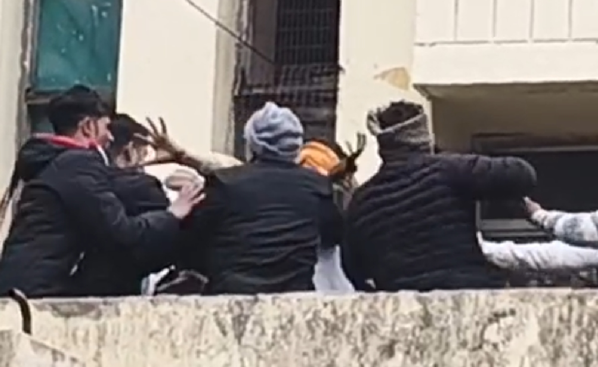 जमीन का बैनामा करने से नानी को नाती ने रोका, इस पर तहसील परिसर बना जंग का मैदान