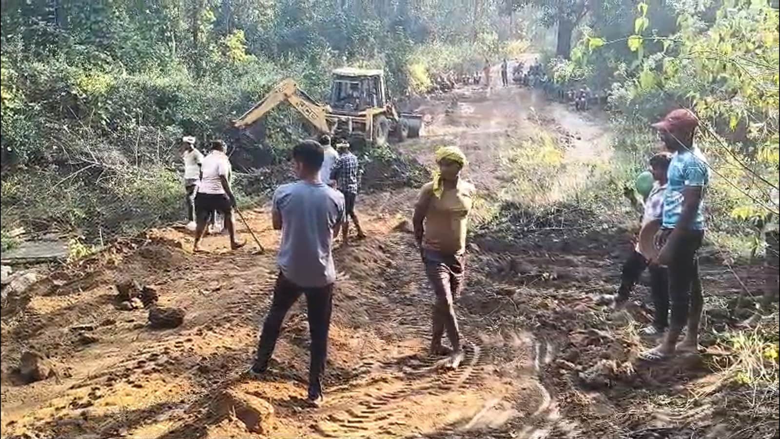 धमतरी के चमेंदा गांव के ग्रामीणों ने बरसों से बदहाल सड़क को अपने श्रमदान से सुधार दिया है धमतरी के चमेंदा गांव के ग्रामीणों ने बरसों से बदहाल सड़क को अपने श्रमदान से सुधार दिया है