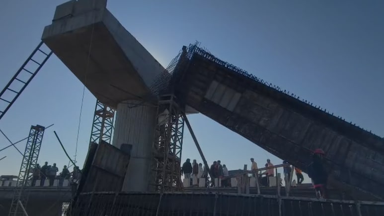 गुजरात के वलसाड में निर्माणाधीन पुल ढहा, 4 मजदूर दबे