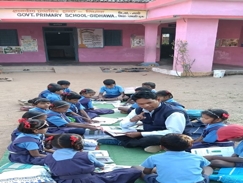 Dhamtari News: जर्जर स्कूल में ठंड से हाल बेहाल, खुले आसमान के नीचे लग रही पाठशाला