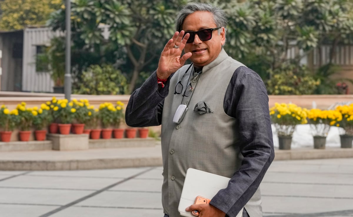 "One More Fatwa...": BJP Leader's Taunt Over S Tharoor-Gautam Gambhir Selfie