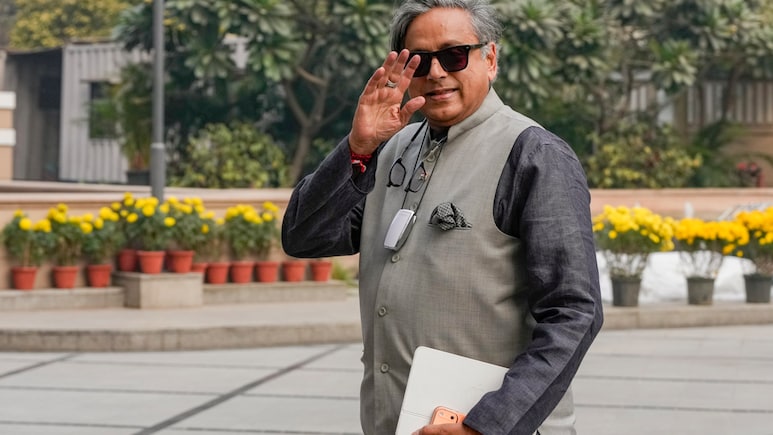 "One More Fatwa...": BJP Leader's Taunt Over S Tharoor-Gautam Gambhir Selfie