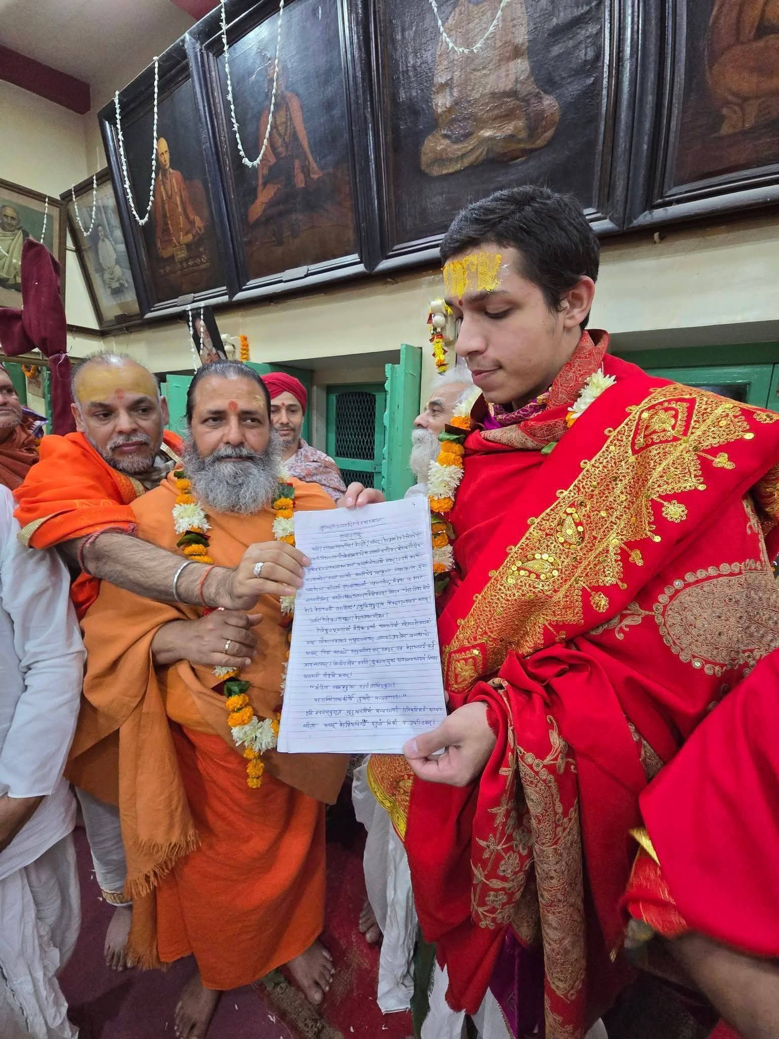 देवव्रत महेश रेखे को सम्मानित करते संत समाज के लोग.