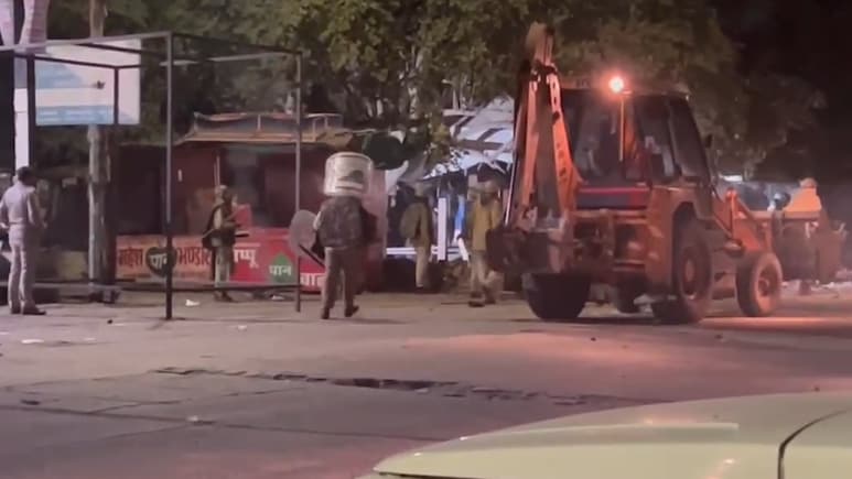 चौमूं में अचानक बिगड़े हालात, रात 3 बजे मस्जिद के बाहर पुलिसकर्मियों पर पथराव, छोड़े गए आंसू गैस के गोले