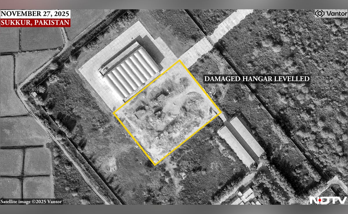 The satellite image from Vantor shows the complete destruction of the hangar. The satellite image from Vantor shows the complete destruction of the hangar.