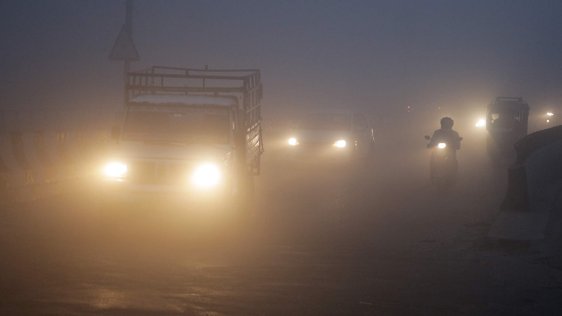Dense Fog Hits Roads: Safety Tips For Two-Wheelers and Cars