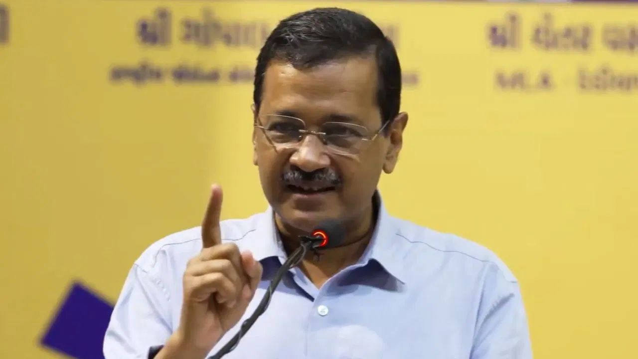 अरविंद केजरीवाल पहुंचे राजकोट,  किसान परिवारों से की मुलाकात, बोले- चैन से नहीं बैठेंगे