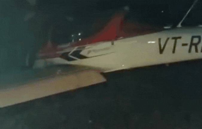 ट्रेनिंग विमान क्रैश! हाई वोल्टेज लाइन से टकराया प्लेन, ग्रामीणों ने किया पायलट का रेस्क्यू- देखें VIDEO