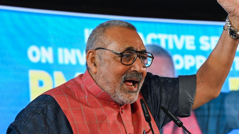 नकाब विवाद: गिरिराज सिंह ने कहा- महिला नौकरी से इनकार करे या जहन्नुम में जाए, विपक्ष नीतीश पर हमलावर