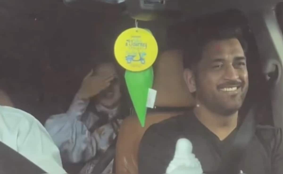 VIDEO: सलमान खान के बर्थडे पार्टी में धोनी का धूम, परिवार संग लिया हिस्सा, मगर मुंह क्यों छुपा रहीं थी साक्षी?