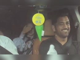 VIDEO: सलमान खान के बर्थडे पार्टी में धोनी का धूम, परिवार संग लिया हिस्सा, मगर मुंह क्यों छुपा रहीं थी साक्षी?